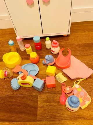 Armario de madera con accesorios para bebé