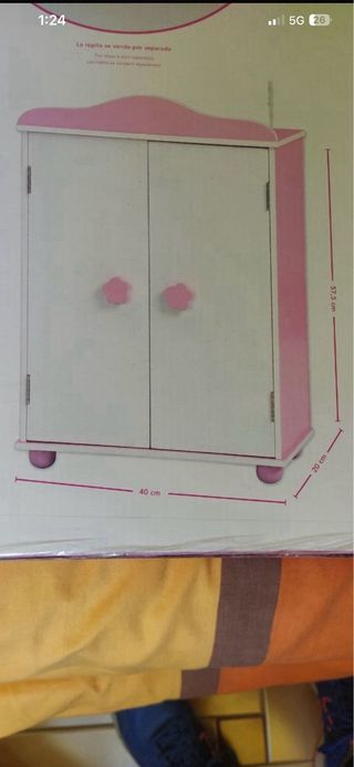 Armario de madera con accesorios para bebé