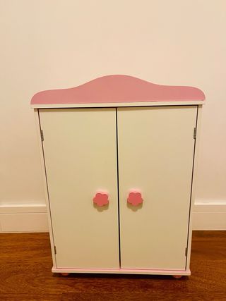 Armario de madera con accesorios para bebé