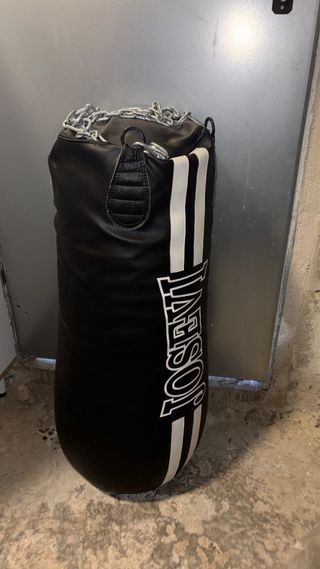 Saco de boxeo negro con cadenas