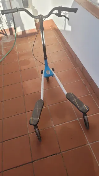 Patín 3 ruedas con freno delantero.