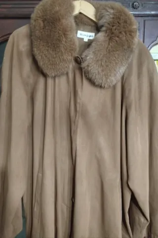 Gabardina Beige con Cuello de Pelo