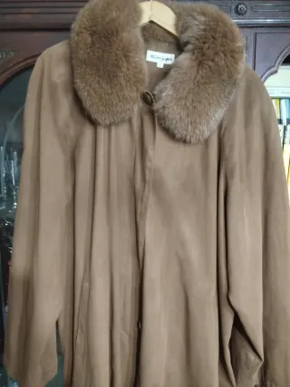 Gabardina Beige con Cuello de Pelo