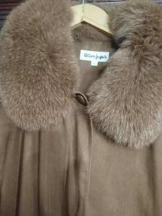 Gabardina Beige con Cuello de Pelo