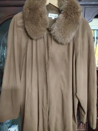 Gabardina Beige con Cuello de Pelo