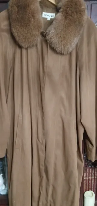 Gabardina Beige con Cuello de Pelo