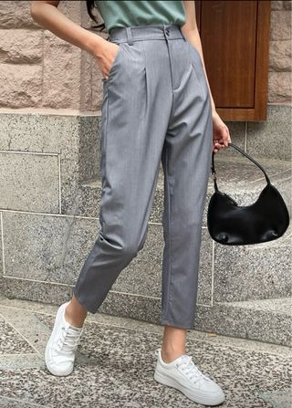 Pantalón gris de pinzas talla M.