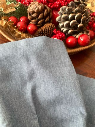 Pantalón gris de pinzas talla M.