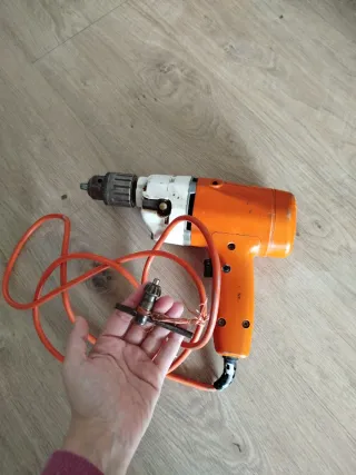Taladro eléctrico naranja