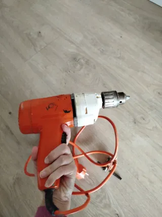 Taladro eléctrico naranja