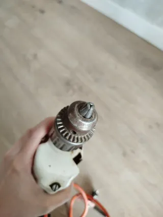 Taladro eléctrico naranja