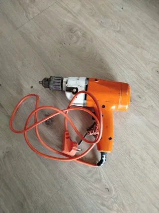 Taladro eléctrico naranja