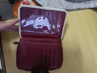 Cartera roja con blanco