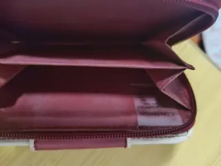 Cartera roja con blanco