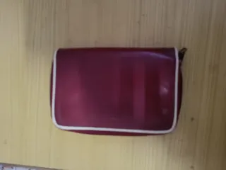 Cartera roja con blanco