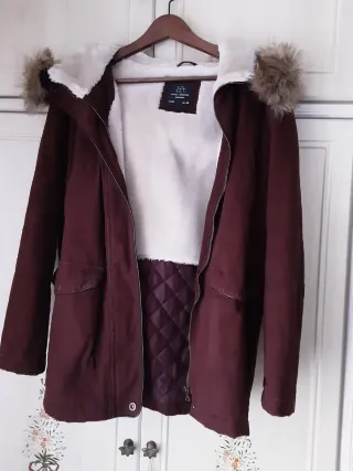 Parka granate con forro de pelo y acolchada