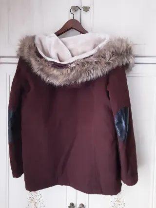 Parka granate con forro de pelo y acolchada