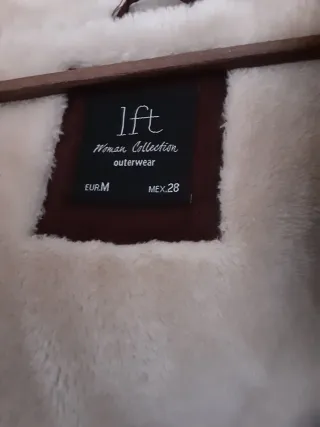 Parka granate con forro de pelo y acolchada