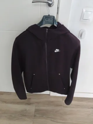 Chaqueta Nike con capucha (morada/granate)