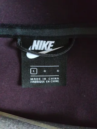 Chaqueta Nike con capucha (morada/granate)