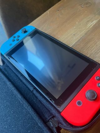 Nintendo Switch Azul/Rojo + Juego Luigi Mansion