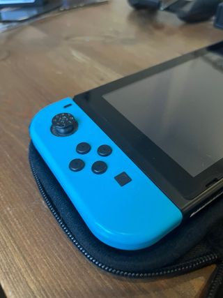 Nintendo Switch Azul/Rojo + Juego Luigi Mansion