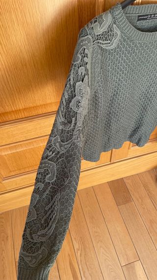 Jersey verde con encaje en mangas