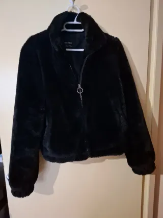 Abrigo corto pelo Pull&Bear negro s