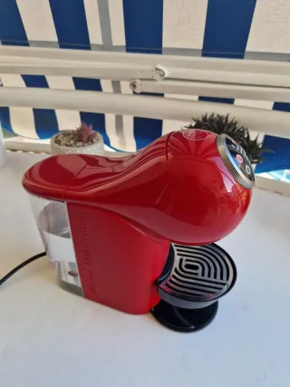 Cafetera Dolce Gusto Roja