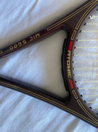 Raqueta Tenis Atomic MIC 5600 con funda