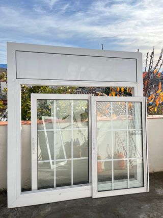 Ventana corredera blanca