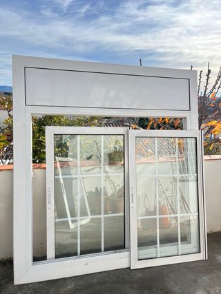 Ventana corredera blanca