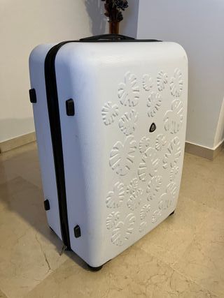 Maleta de viaje blanca con relieve