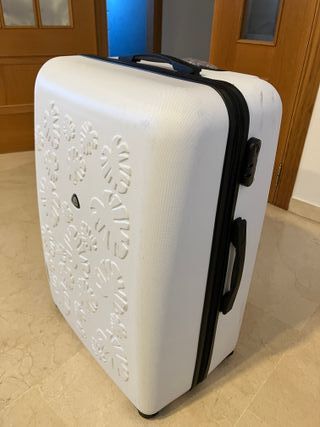 Maleta de viaje blanca con relieve