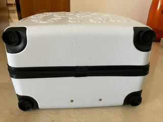 Maleta de viaje blanca con relieve