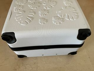 Maleta de viaje blanca con relieve