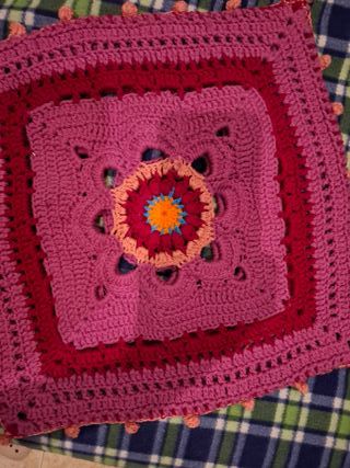 Cojin tejida a mano en crochet.