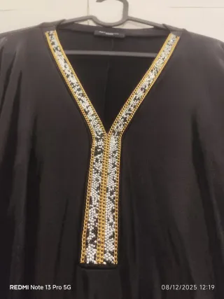 Blusa de fiesta negra con detalles dorados