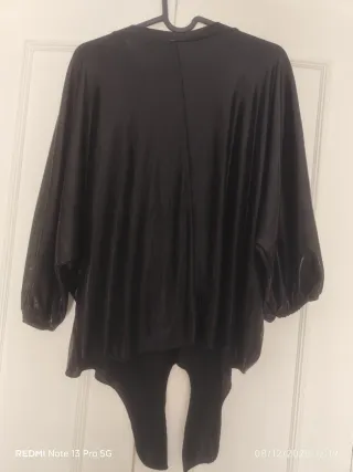 Blusa de fiesta negra con detalles dorados