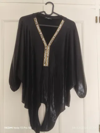 Blusa de fiesta negra con detalles dorados