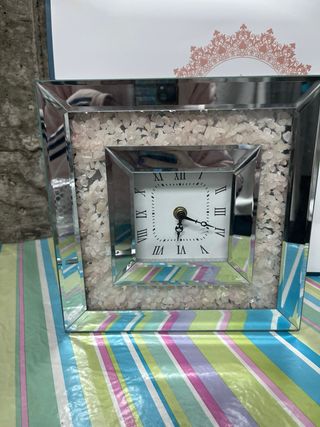 Reloj de sobremesa plateado y rosa