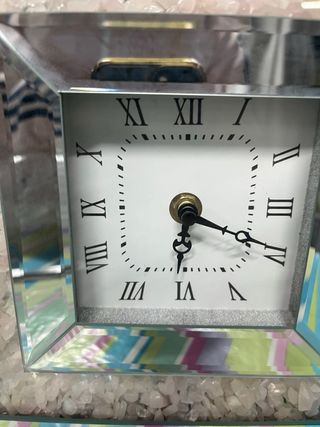 Reloj de sobremesa plateado y rosa