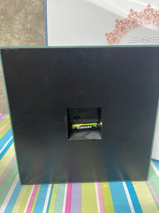 Reloj de sobremesa plateado y rosa