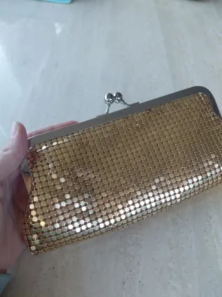 Bolso de mano dorado con cierre de clip