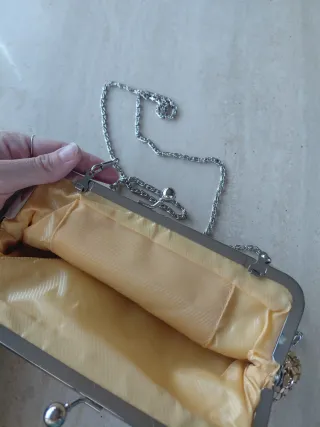 Bolso de mano dorado con cierre de clip