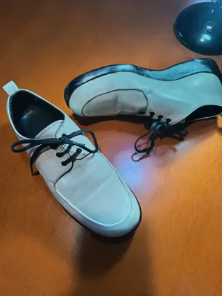 Zapatos de cordones blancos y negros