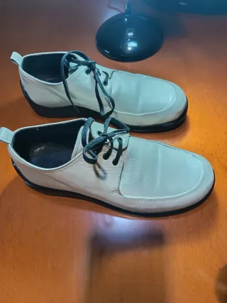 Zapatos de cordones blancos y negros