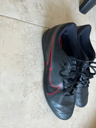 Botas de fútbol sala Nike negras y rojas