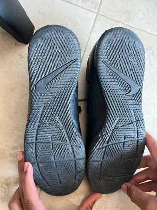 Botas de fútbol sala Nike negras y rojas