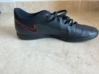 Botas de fútbol sala Nike negras y rojas